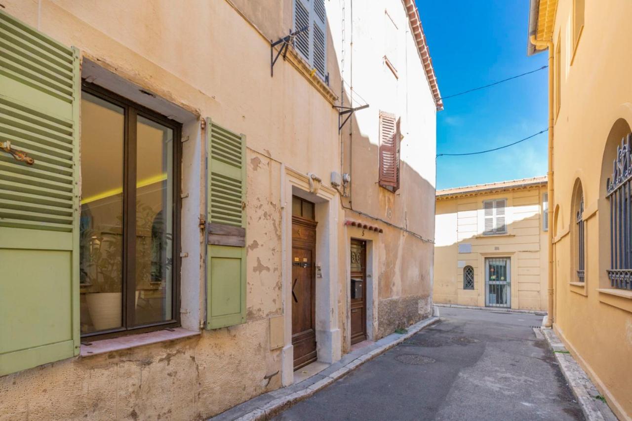 Place Amiral Barnaud Antibes Kültér fotó